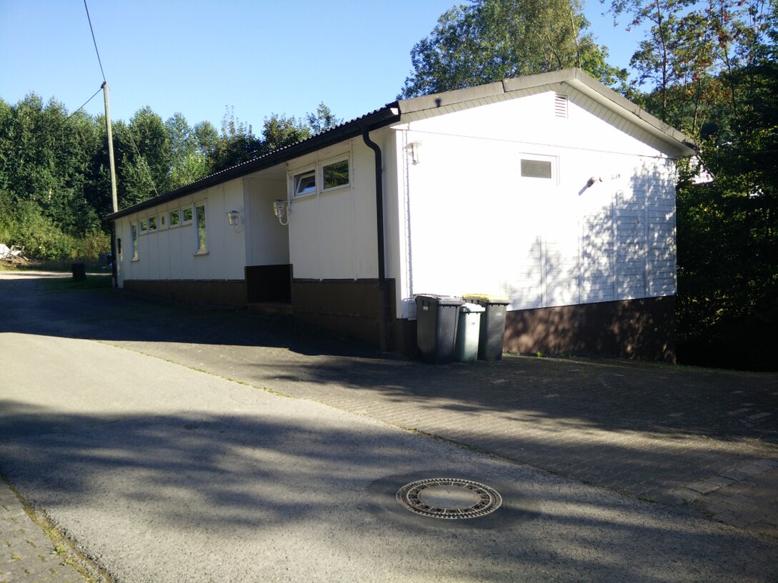 Innenansicht einer festlich geschmückten Dorfhalle