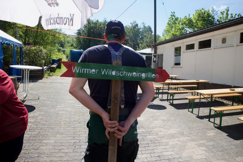 Grillfest mit Gästen und Musik bei der Dorfhalle